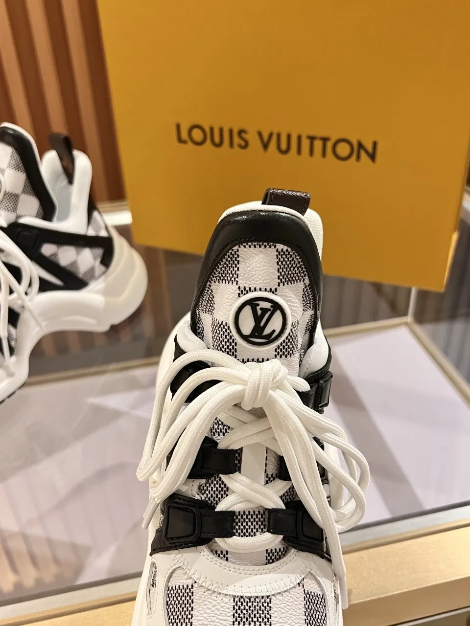 👟👟Ex-factory price 800👟👟 2025 new LV fancy black and white diamond model, high-end and elegant, showing long legs, casual sports dad shoes with heel height of about 5.5cm, 35-41